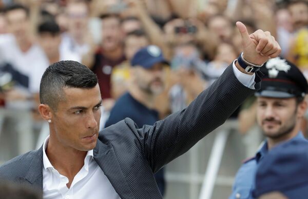 El astro del fútbol mundial Cristiano Ronaldo, dejó la camiseta del Real Madrid para ponerse la del club italiano Juventus el 16 de julio. - Sputnik Mundo