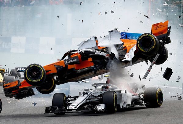 El coche de McLaren, pilotado por Fernando Alonso, fue golpeado por detrás por el alemán de Renault, Niko Hulkenberg, el 26 de agosto, afectando al Sauber del monegasco Charles Leclerc. El español quedó así fuera del Gran Premio de Bélgica en su última temporada en la Fórmula 1. - Sputnik Mundo