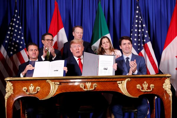 El 30 de noviembre los mandatarios de México, EEUU y Canadá firmaron un nuevo acuerdo de libre comercio, conocido como T-MEC. El pacto entrará en vigor después de ser aprobado por los Congresos de los países miembros y sustituirá al antiguo TLCAN, vigente desde 1994 y calificado por Donald Trump como uno de los peores tratados comerciales. - Sputnik Mundo