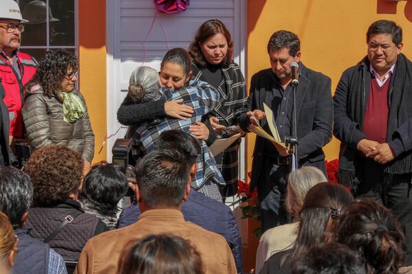 En víspera de la Navidad, la jefa de Gobierno de la Ciudad de México, Claudia Sheinbaum, presidió la entrega de 10 viviendas a las familias afectadas por el sismo del 19 de septiembre de 2017. - Sputnik Mundo