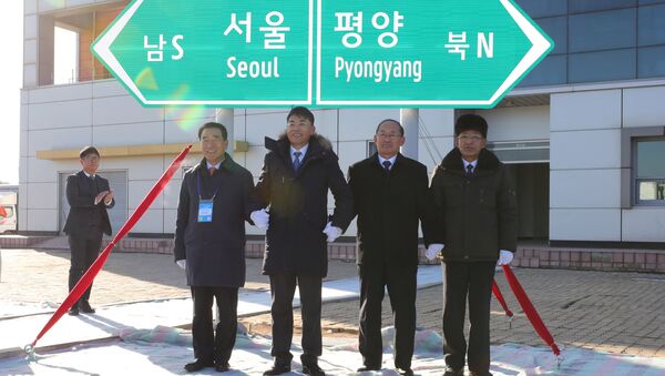 La ceremonia de apertura de la conección ferroviaria entre las dos Coreas - Sputnik Mundo