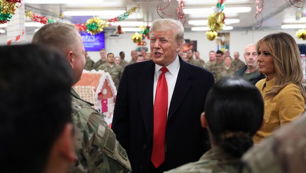 El presidente de EEUU, Donald Trump, y primera dama, Melania Trump, visitan una base militar en Irak - Sputnik Mundo