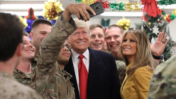 Donald Trump visita una base estadounidense en Irak - Sputnik Mundo