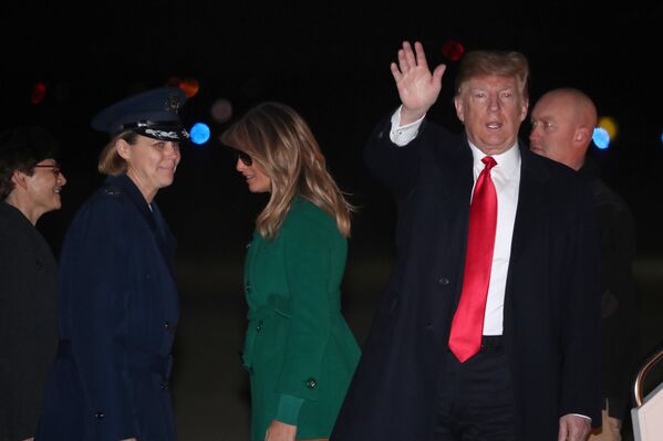 Donald Trump visita una base estadounidense en Irak - Sputnik Mundo