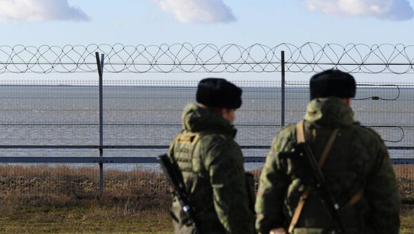 La valla instalada en la frontera entre Crimea y Ucrania - Sputnik Mundo
