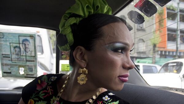 Ivonne, una muxe, viaja en taxi a una fiesta en Ciudad de México - Sputnik Mundo