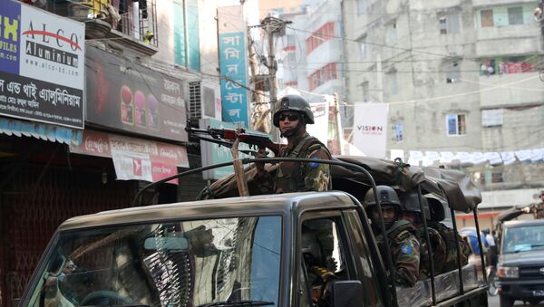 La policía de Bangladés patrulla las calles durante las elecciones - Sputnik Mundo