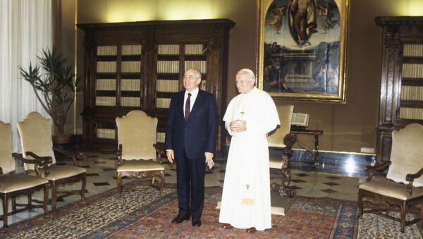 El líder soviético, Mijaíl Gorbachov, y el papa Juan Pablo II (archivo) - Sputnik Mundo