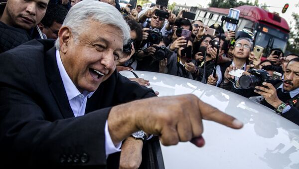El presidente Andrés Manuel López Obrador ríe antes de entrar a su auto, en Ciudad de México - Sputnik Mundo