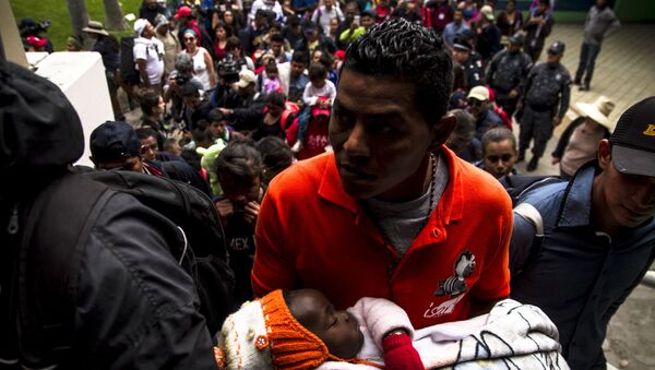 Un migrante espera turno en México para su refugio en EEUU, en Tijuana, Baja California - Sputnik Mundo