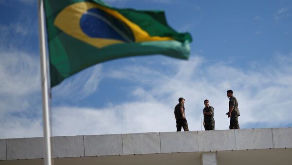 Soldados brasileños cerca de la bandera brasileña durante los preparativos de seguridad para la ceremonia de investidura del presidente electo de Brasil, Jair Bolsonaro - Sputnik Mundo