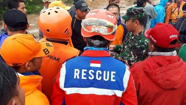 Trabajo de rescate tras deslisamiento de tierra en Indonesia - Sputnik Mundo