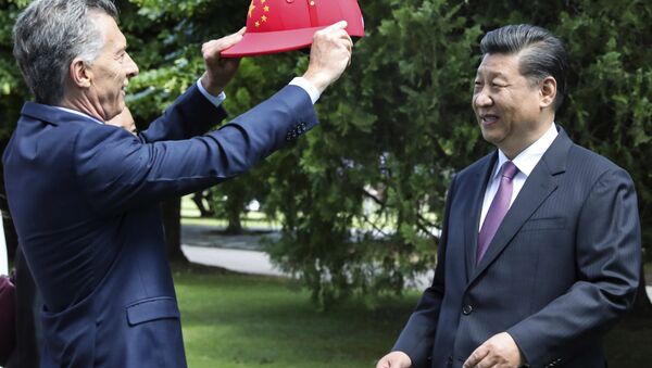 Mauricio Macri, presidente de Argentina, regala a s homólogo Chino, Xi Jinping, un casco de polo en Buenos Aires, el 2 de diciembre de 2018 - Sputnik Mundo