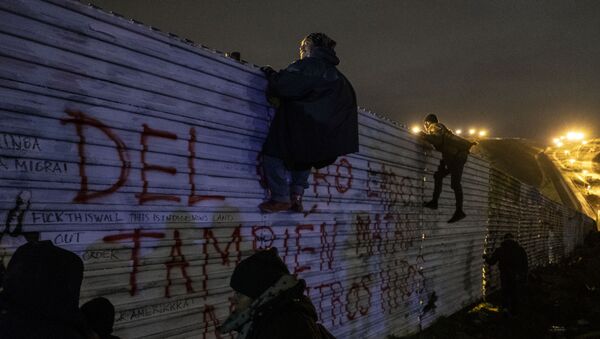 Inmigrantes indocumentados en la frontera entre México y EEUU - Sputnik Mundo
