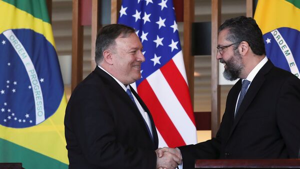 El secretario de Estado de EEUU, Mike Pompeo, y el canciller brasileño, Ernesto Araújo - Sputnik Mundo