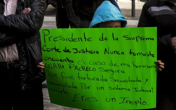 Niño con una cartulina que rechaza al presidente de la Suprema Corte de Justicia de la Nación y reclama justicia para su hermana - Sputnik Mundo