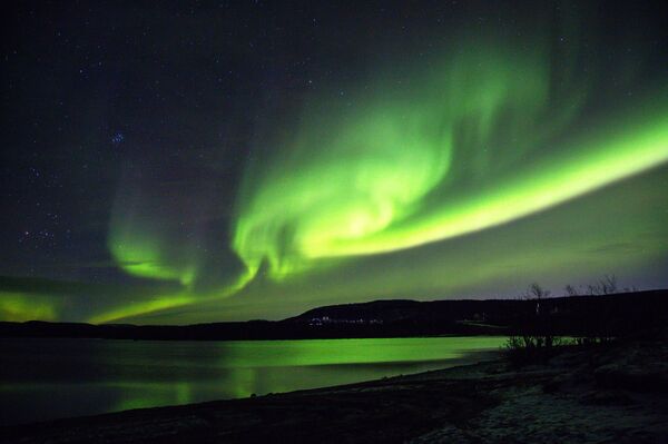 Una aurora boreal en las inmediaciones del río Ura, en la región de Múrmansk. - Sputnik Mundo