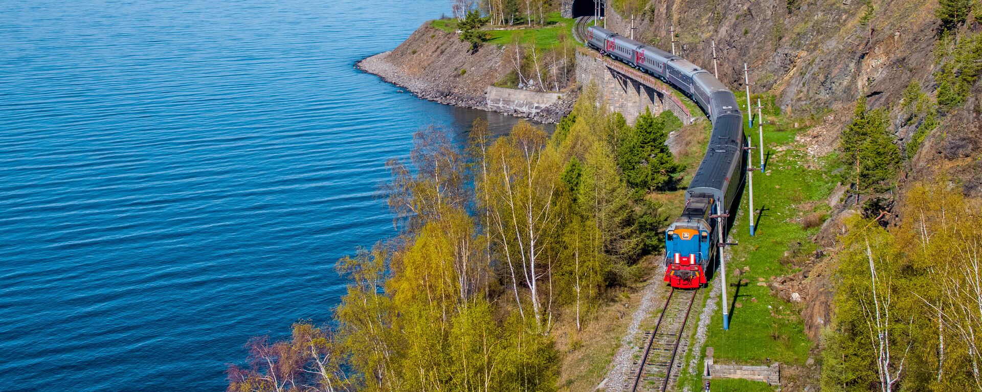 El tren Transiberiano en verano, lago Baikal - Sputnik Mundo, 1920, 06.10.2022