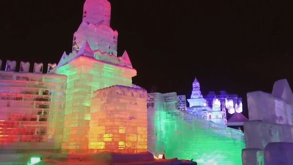 Conoce el impresionante festival invernal de Moscú: toboganes, palacios y hasta la Mona Lisa de hielo - Sputnik Mundo