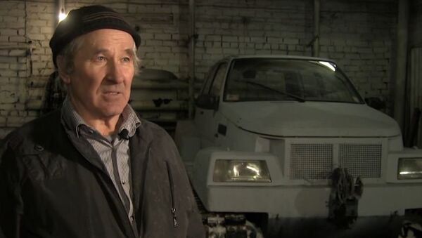 Un jubilado ruso construye un 'tanque' con sus manos - Sputnik Mundo