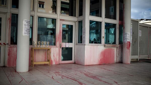 Embajada de EEUU en Atenas, atacada con botellas llenas de pintura - Sputnik Mundo