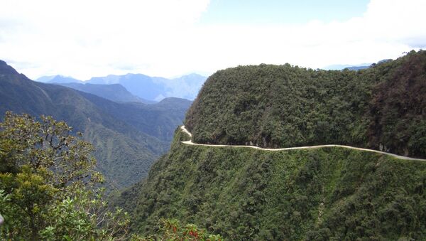 La antigua ruta de La Paz a Coroico, en Bolivia, considerada por algunos la ruta más peligrosa del mundo - Sputnik Mundo