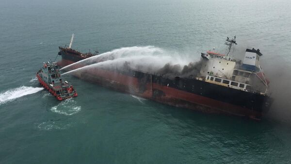 El barco petrolero que se incendió cerca de las costas de Hong Kong - Sputnik Mundo