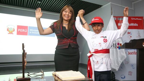 Liliana La Rosa Huertas, ministra de Desarrollo e Inclusión Social de Perú, y Jesús Mamani Ramos, niño que se juramentó como ministro por un día el 8 de enero de 2018 - Sputnik Mundo