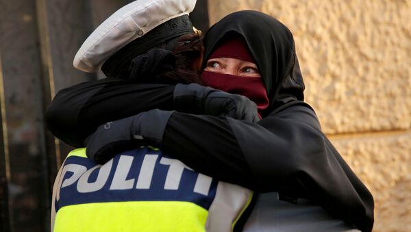 Mujer musulmana llora durante una manifestacion en contra de la prohibición del uso del nicab en Dinamarca, el 1 de agosto de 2018 - Sputnik Mundo