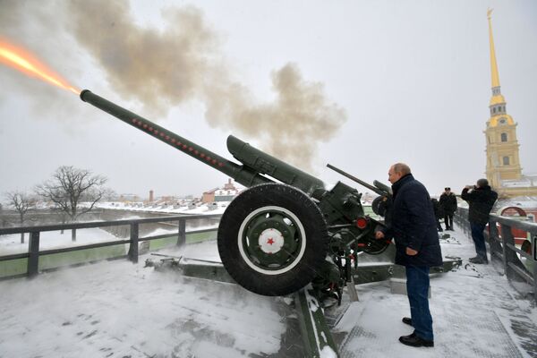 Vladímir Putin dispara un cañón en la fortaleza de San Pedro y San Pablo - Sputnik Mundo