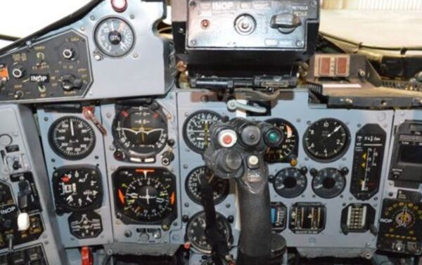 Los mandos de control del MiG-29UB que está a la venta - Sputnik Mundo