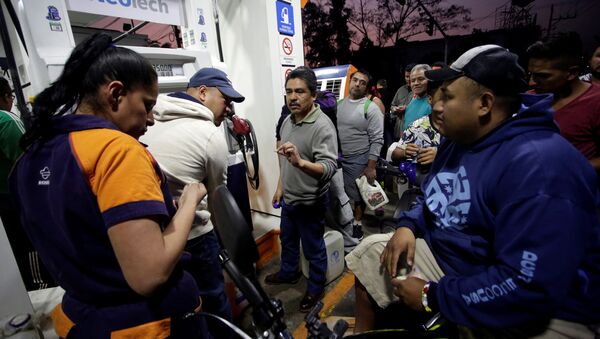 Una gasolinera en la Ciudad de México - Sputnik Mundo