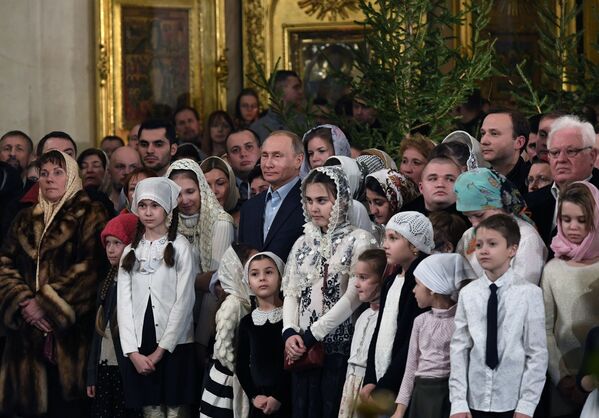 Vladímir Putin asiste a una misa navideña en la Catedral de Transfiguración - Sputnik Mundo