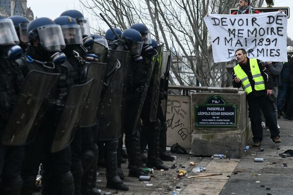 Enfrentamientos entre la policía y los 'chalecos amarillos' en París - Sputnik Mundo