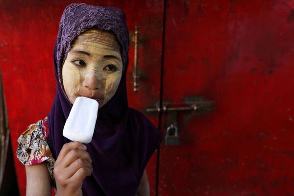Una niña birmana come un helado - Sputnik Mundo