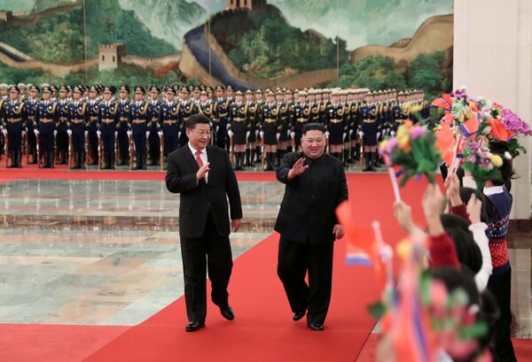 El presidente de China, Xi Jinping, y el líder norcoreano, Kim Jong-un - Sputnik Mundo