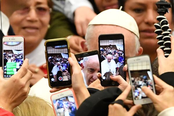 Los fieles toman fotos del papa Francisco - Sputnik Mundo