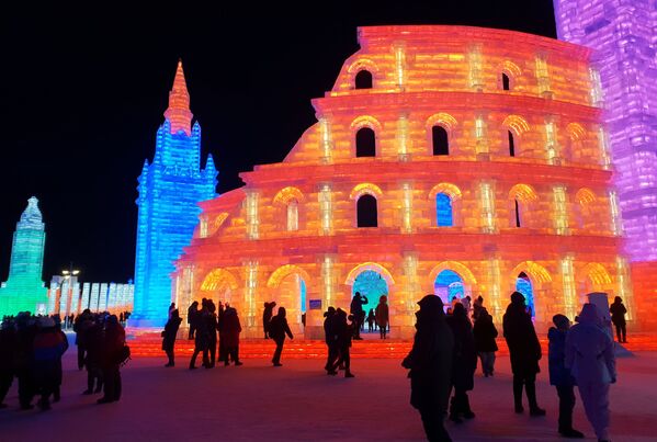 Esculturas de hielo en el festival de hielo y nieve de Harbin - Sputnik Mundo