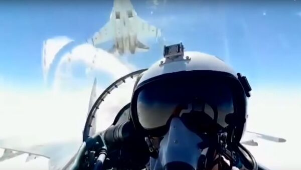 Un Su-35 ruso vuelve a sorprender con una impresionante maniobra - Sputnik Mundo