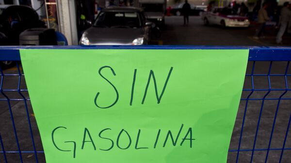 Letrero en una gasolinera de la Ciudad de México durante el retraso de los pedios a Petróleos Mexicanos - Sputnik Mundo
