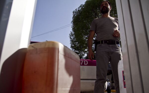 Una taxista llena su tanque de gasolina y compra 40 litros más porque es la materia prima de su trabajo - Sputnik Mundo