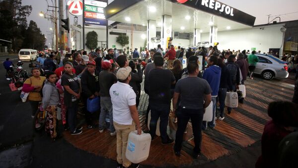 Mexicanos hacen cola en una gasolinera, en Ciudad de México - Sputnik Mundo