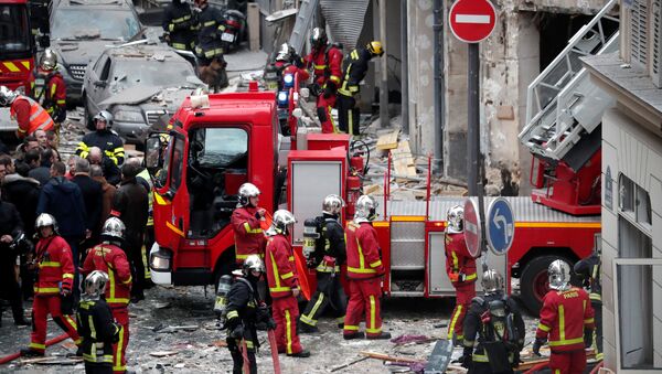 Los bomberos en el lugar de la explosíón en París - Sputnik Mundo