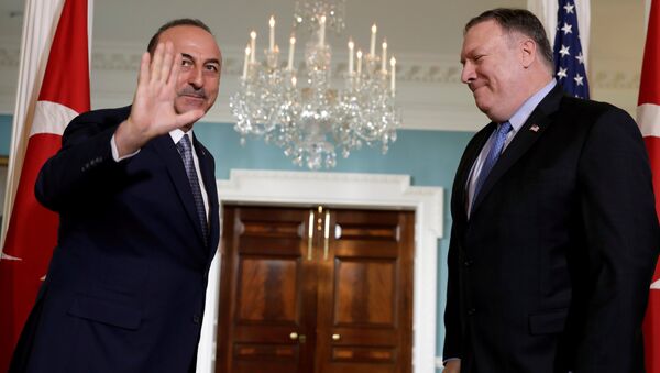 El secretario de Estado de EEUU, Mike Pompeo con su homólogo de Turquía, Mevlut Cavusoglu - Sputnik Mundo