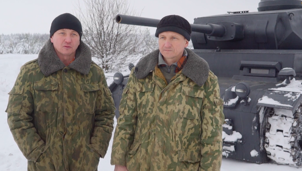 Unos hermanos rusos logran construir una impresionante réplica de un tanque alemán - Sputnik Mundo