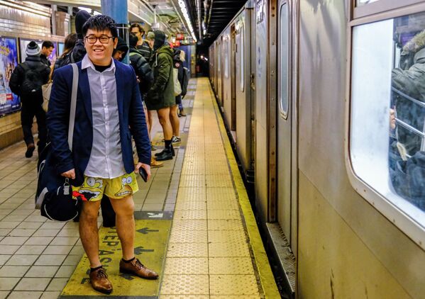 Sin pantalones en el metro, un insólito 'flashmob' mundial - Sputnik Mundo