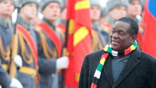 Emmerson Mnangagwa, presidente de Zimbabue tras llegar a Moscú, Rusia - Sputnik Mundo