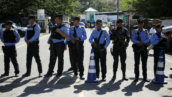 La policía de Honduras en la frontera con Guatemala - Sputnik Mundo