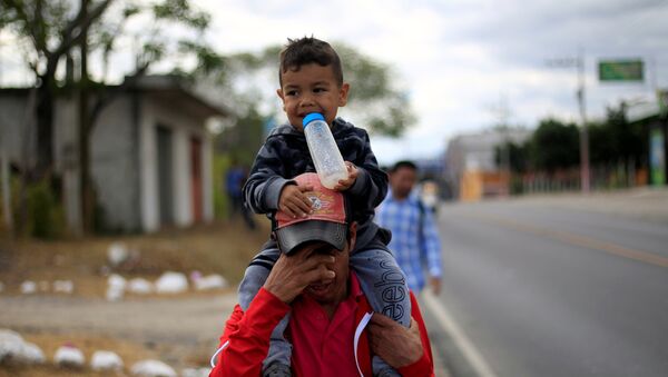 Migrantes hondureños de la nueva caravana que se dirige a EEUU - Sputnik Mundo