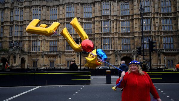 Una mujer con los globos EU en Londres - Sputnik Mundo